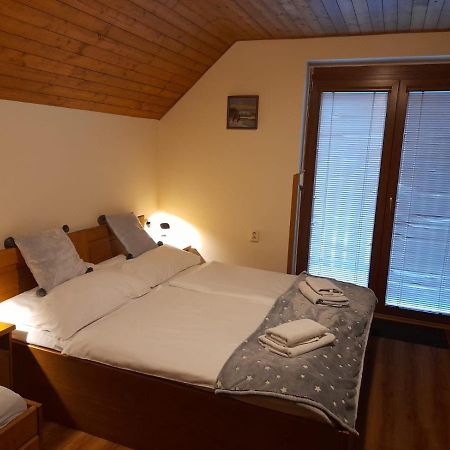 Restaurant A Penzion Pod Draci Skalou Karlštejn エクステリア 写真