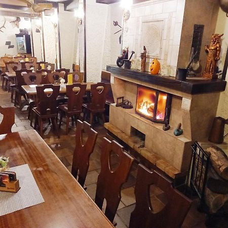 Restaurant A Penzion Pod Draci Skalou Karlštejn エクステリア 写真