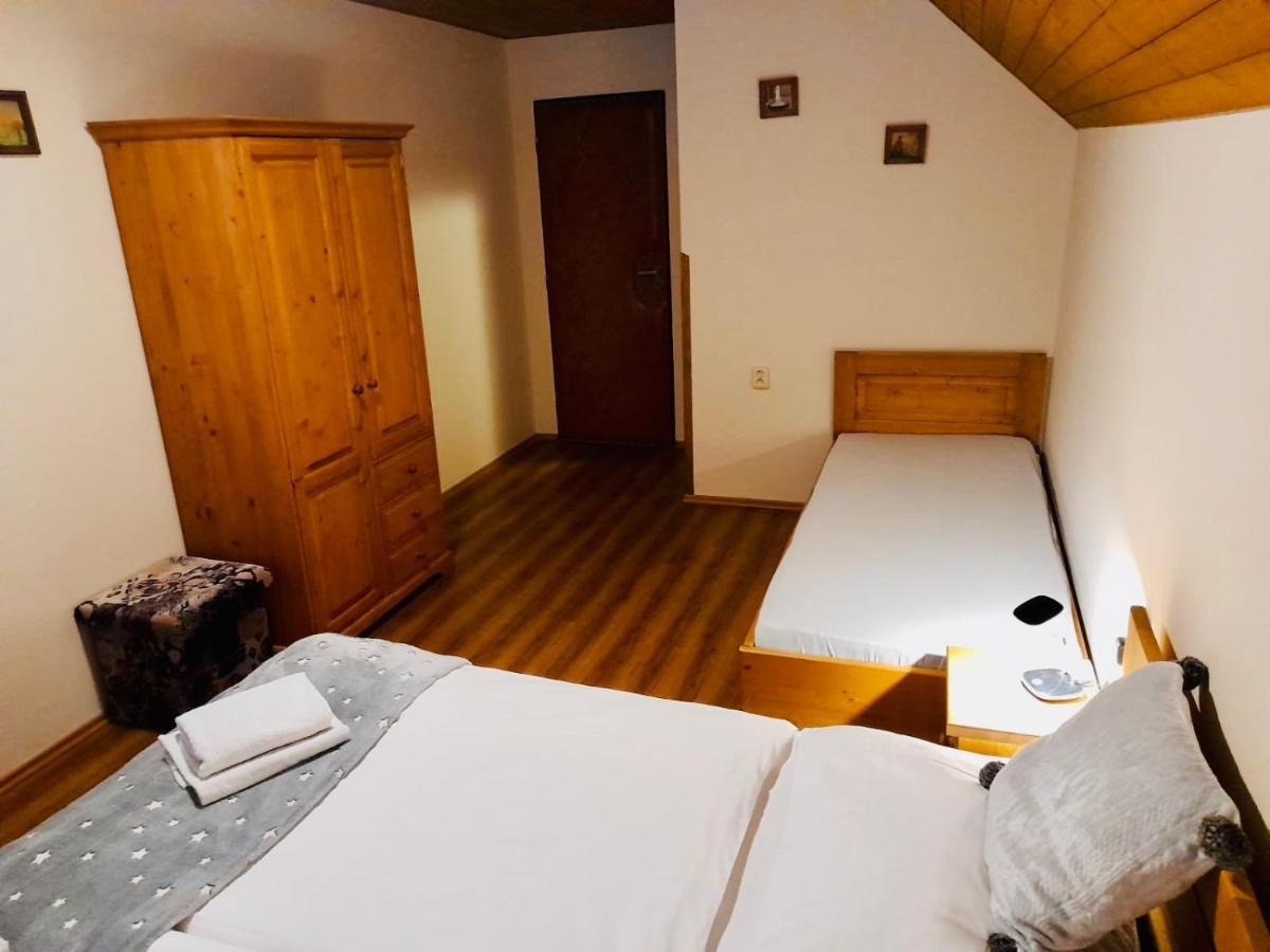 Restaurant A Penzion Pod Draci Skalou Karlštejn エクステリア 写真