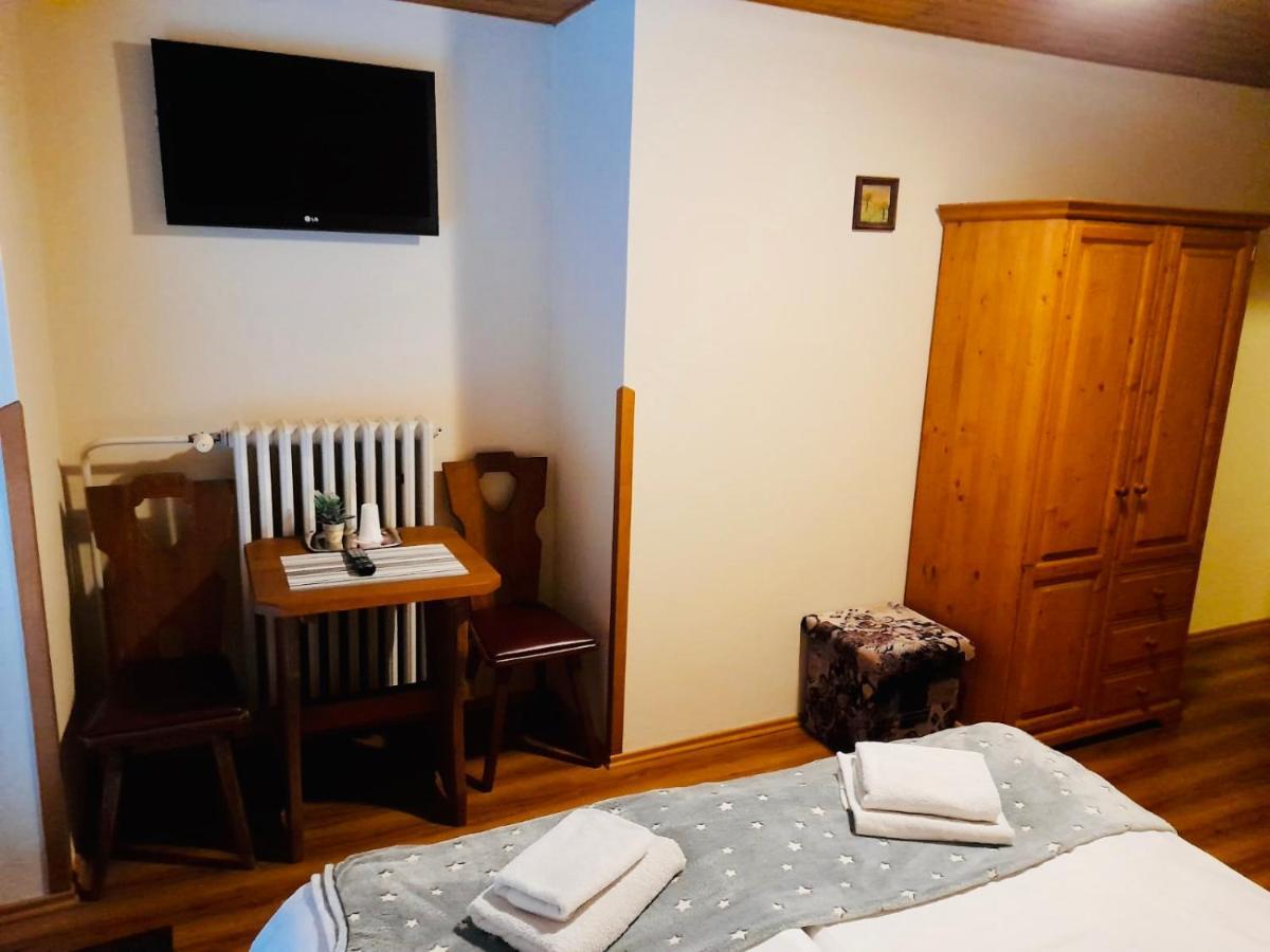 Restaurant A Penzion Pod Draci Skalou Karlštejn エクステリア 写真