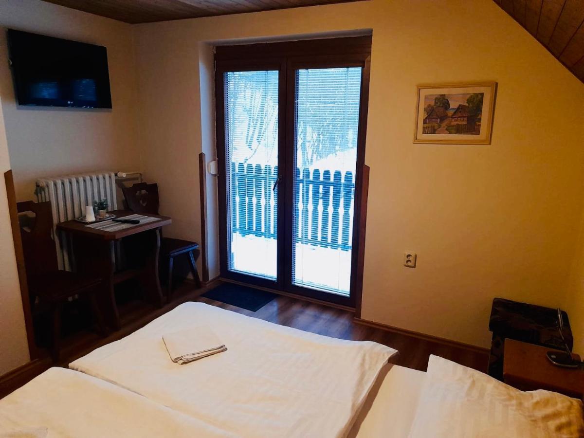 Restaurant A Penzion Pod Draci Skalou Karlštejn エクステリア 写真