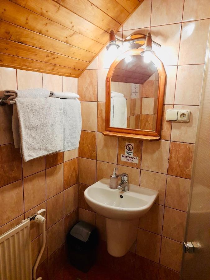 Restaurant A Penzion Pod Draci Skalou Karlštejn エクステリア 写真