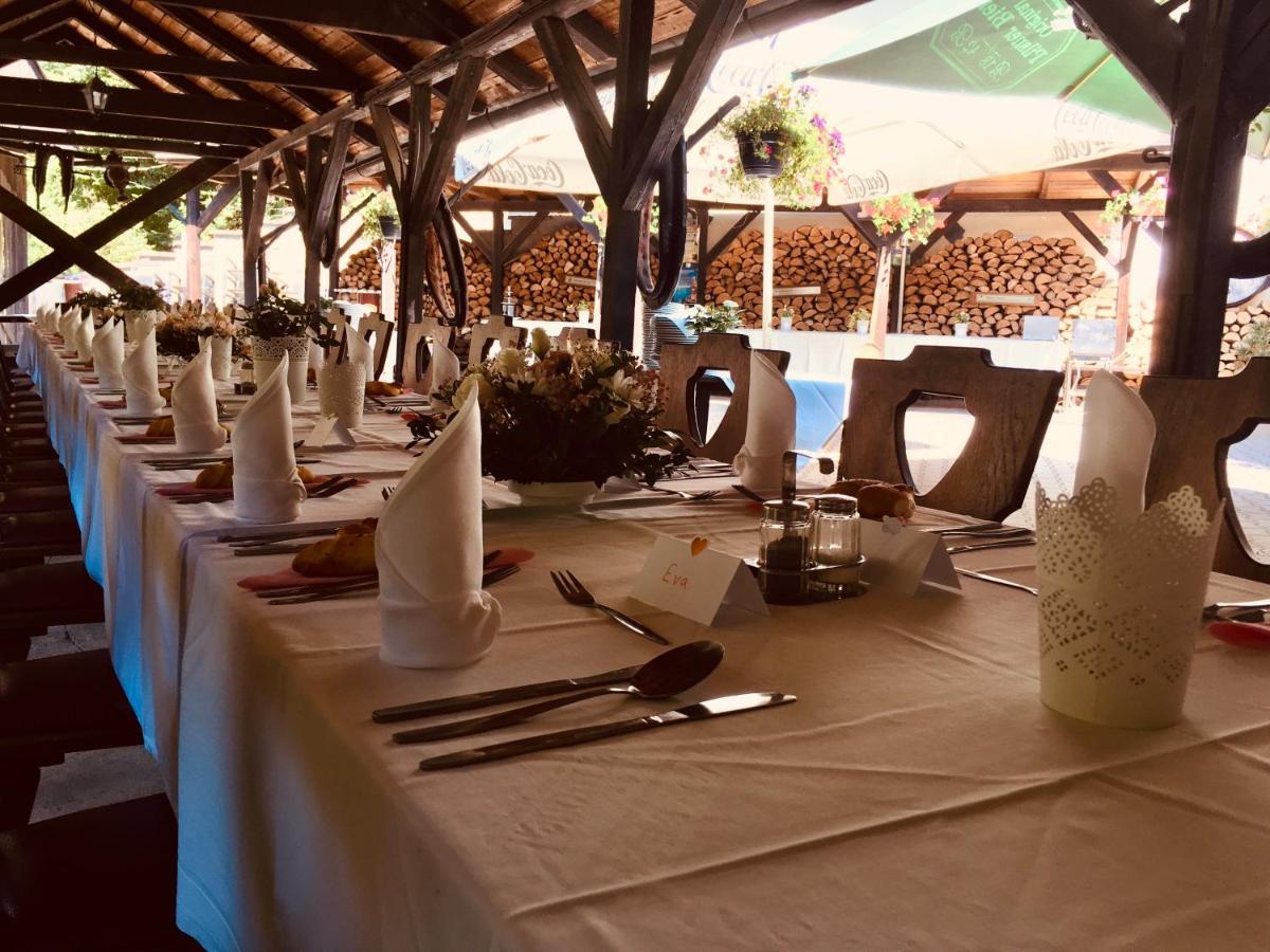 Restaurant A Penzion Pod Draci Skalou Karlštejn エクステリア 写真