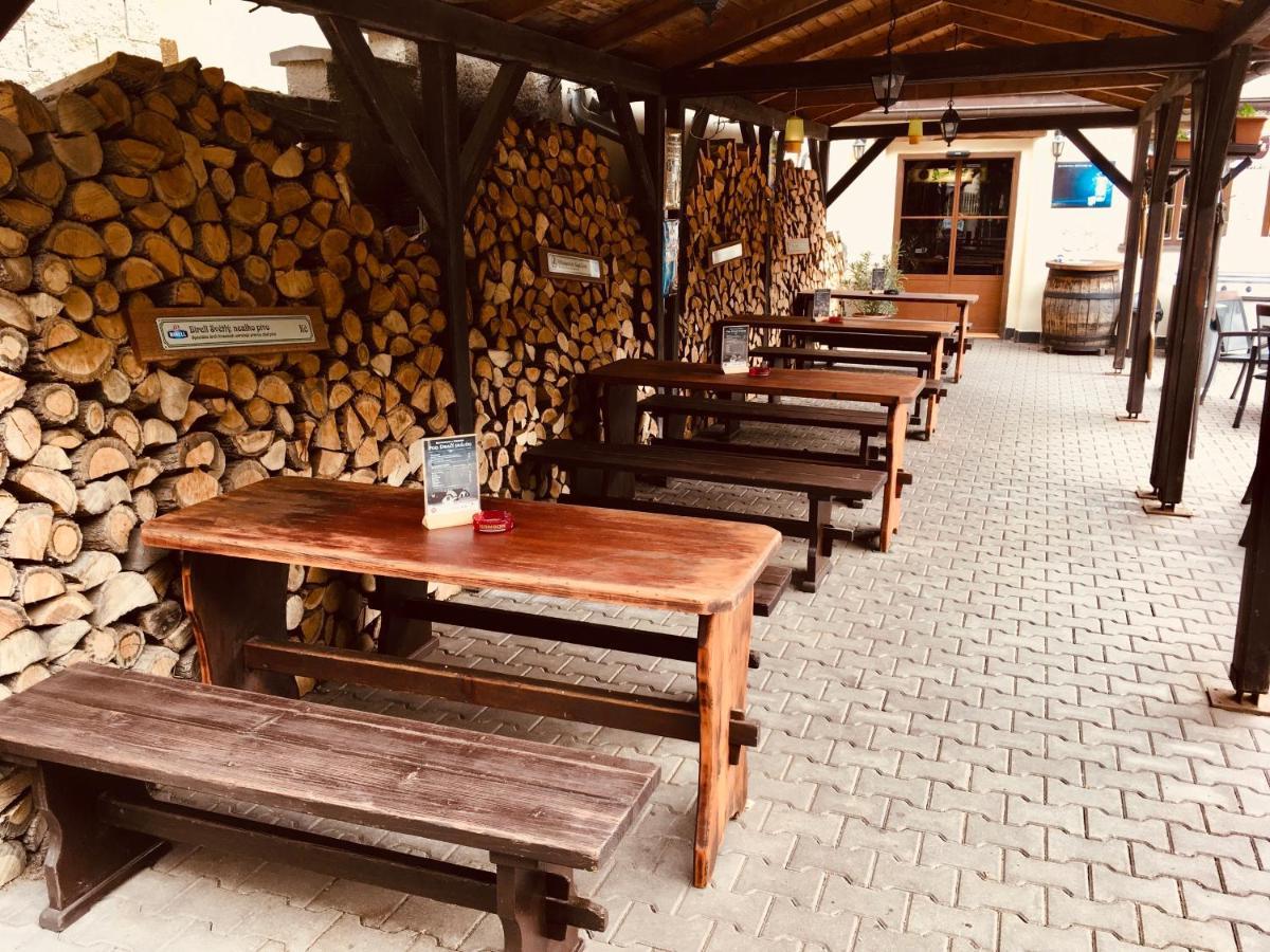 Restaurant A Penzion Pod Draci Skalou Karlštejn エクステリア 写真
