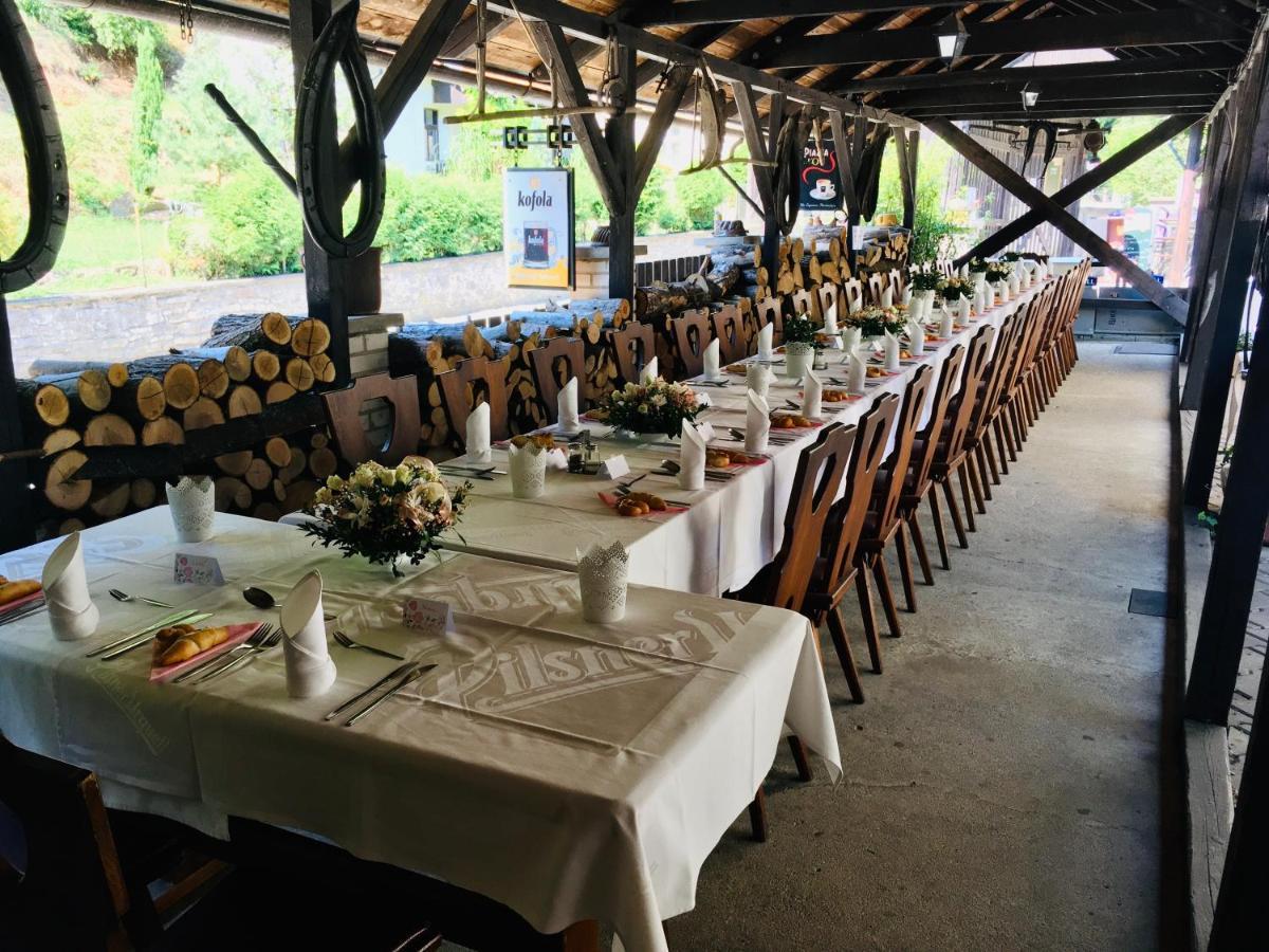 Restaurant A Penzion Pod Draci Skalou Karlštejn エクステリア 写真