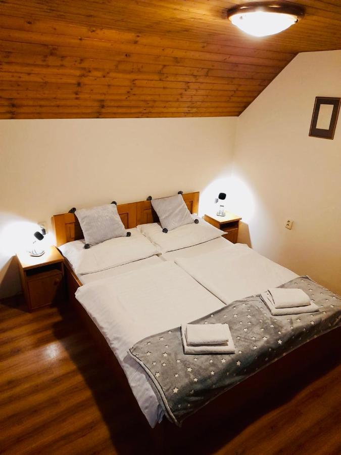 Restaurant A Penzion Pod Draci Skalou Karlštejn エクステリア 写真