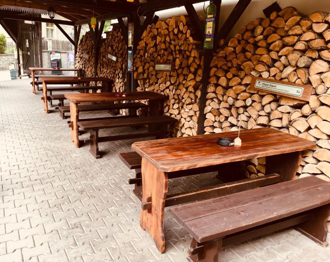Restaurant A Penzion Pod Draci Skalou Karlštejn エクステリア 写真