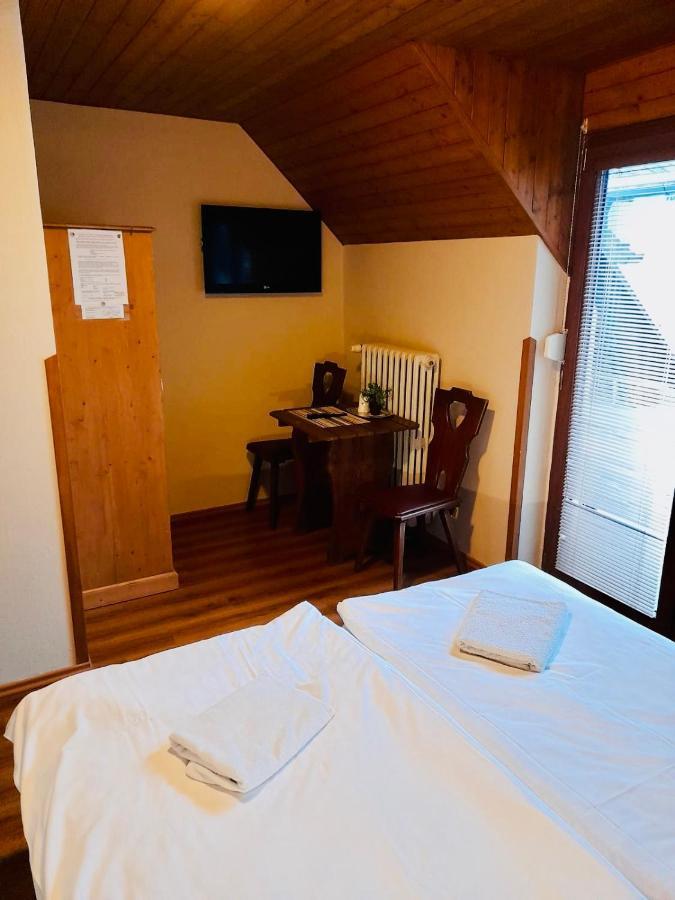 Restaurant A Penzion Pod Draci Skalou Karlštejn エクステリア 写真