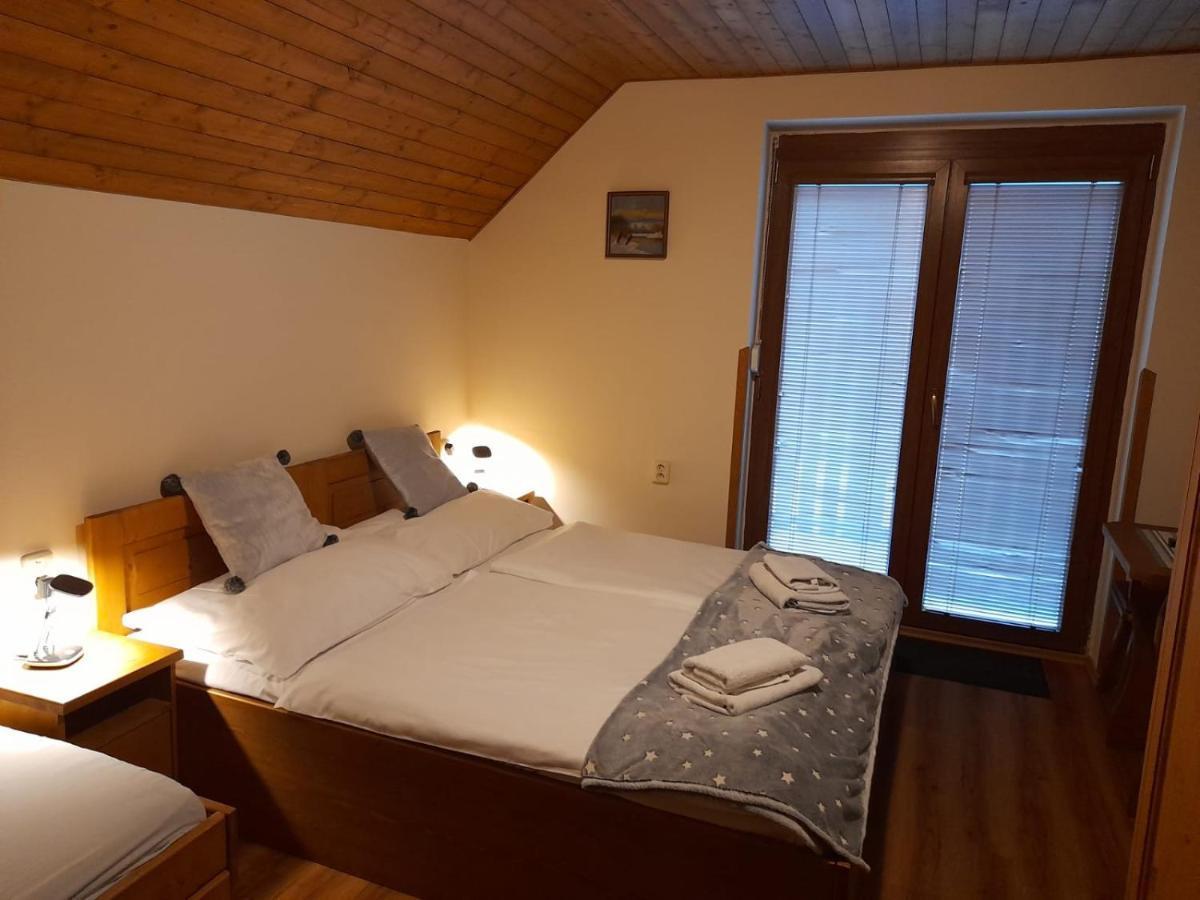 Restaurant A Penzion Pod Draci Skalou Karlštejn エクステリア 写真