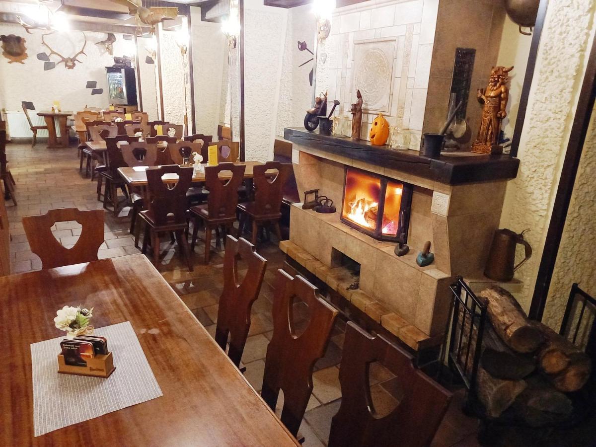 Restaurant A Penzion Pod Draci Skalou Karlštejn エクステリア 写真