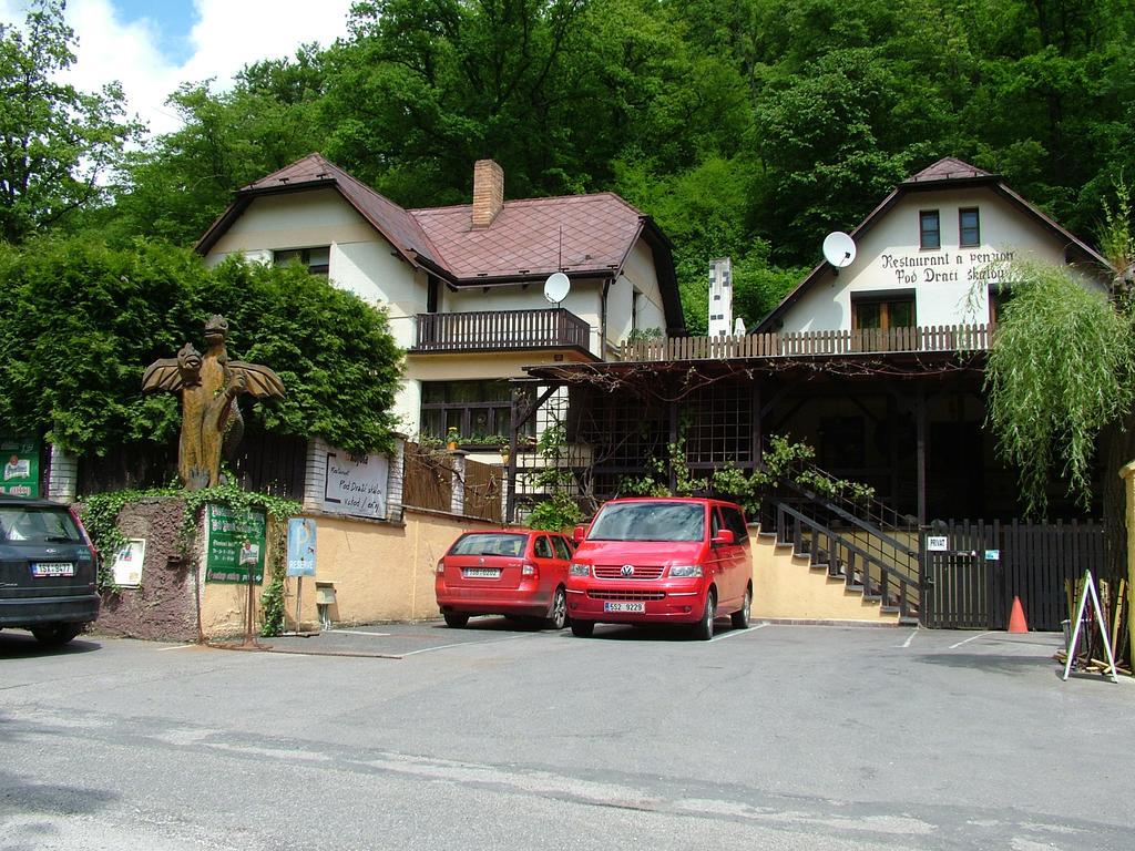 Restaurant A Penzion Pod Draci Skalou Karlštejn エクステリア 写真